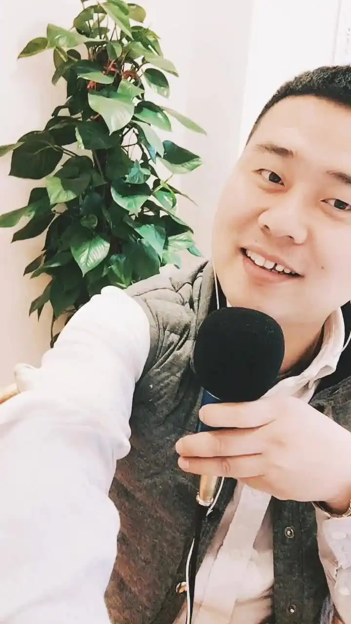 大哥的深情演唱,表情很到位