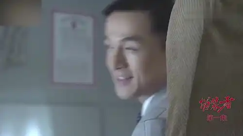 伪装者胡歌在飞机上喝酒,盯着服务生不放,表情也意味深长