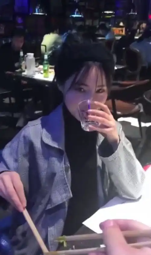 作死当女朋友面夹菜给闺蜜,下一秒笑喷了