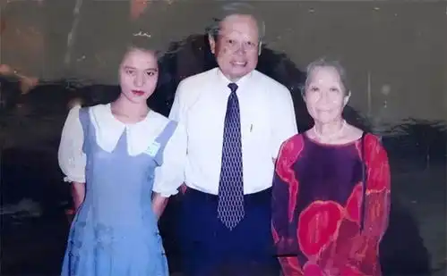 2004年,82岁杨振宁和翁帆的合影,注意看他的表情,笑得合不拢嘴