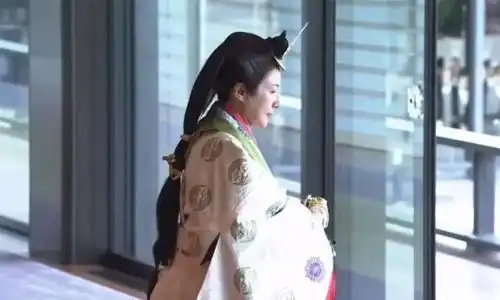 雅子皇后穿100斤礼服,走路小心翼翼表情苦,纪子妃状态更抢镜