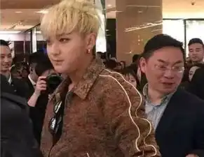 黄子韬口罩遮面现身机场,造型时尚帅气依旧,身材发福撞脸王思聪