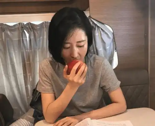 刘敏涛晒照身材纤细无赘肉