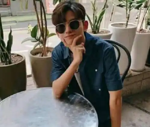 还记得韩国那个表情包男孩吗一笑成名,长大后跟李现有点像