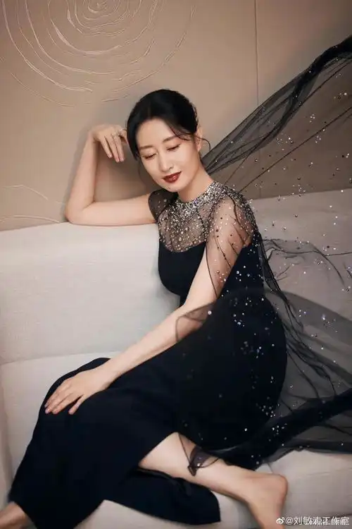 这就是实力派演员刘敏涛一个起床戏演绎美人卷珠帘