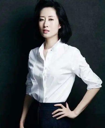 44岁刘敏涛一身湖蓝色裙装优雅迷人,散发成熟女性的魅力