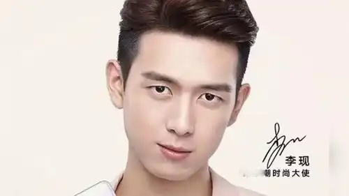 李现实力宠粉,李现挥手同粉丝打招呼动作大,喊话观众秒变表情包
