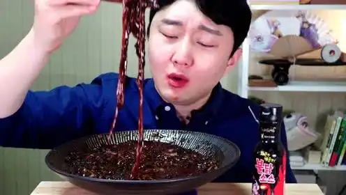 韩国小伙吃特辣的炸酱面,辣的表情都变了,吃的真痛苦