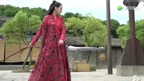 迪丽热巴表情包变怪力少女俏皮卖萌展青春活力
