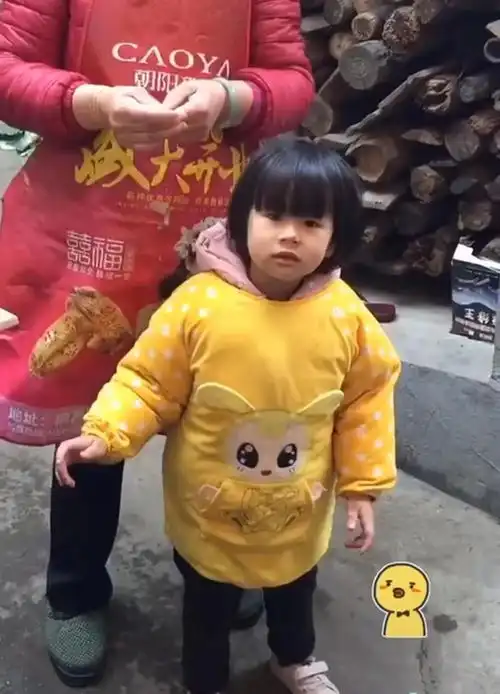 打工爸爸突然回家,女儿表情的变化让人心酸,网友生活不易,请温柔以待
