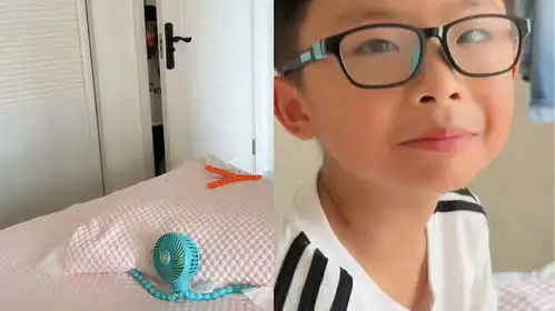 妈妈在房间哄二宝,看见大宝小心翼翼站在门口,孩子表情惹人心疼