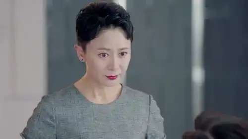 爸爸担心自己的行为惹怒一心,小心翼翼的道歉,然而一心却全程无表情