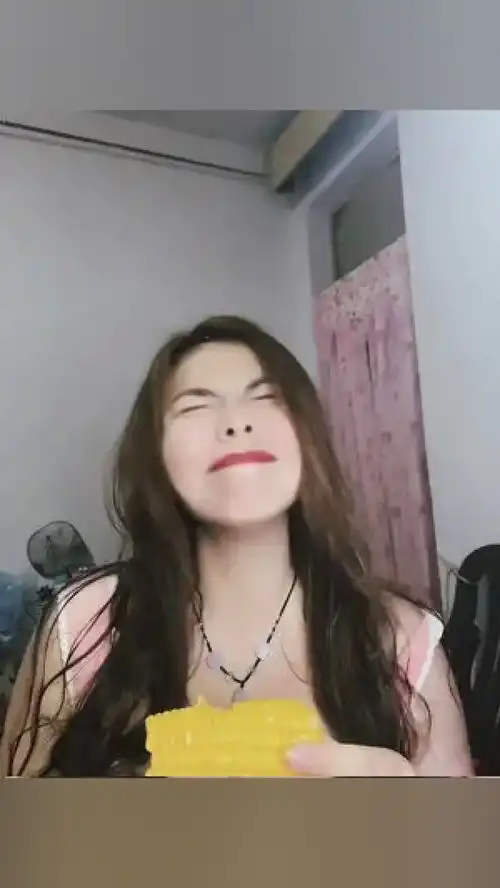 剧组说拍一个吃人间美味的表情,由于太穷买不起美味,拿个玉米棒子凑合凑合吧,大家看表演的还行吗专治不开心搞笑