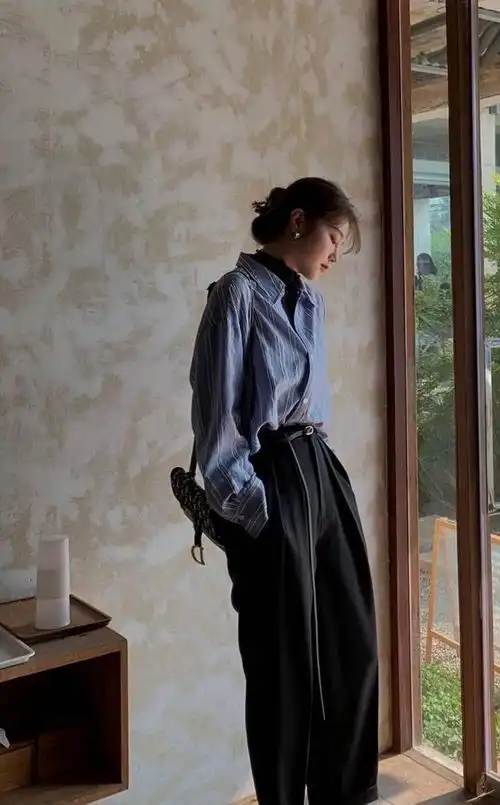 路人街拍,美女仙气飘飘,这身服装素雅大方,展现魅力女神范针织开衫连衣裙衬衣裙装网易订阅