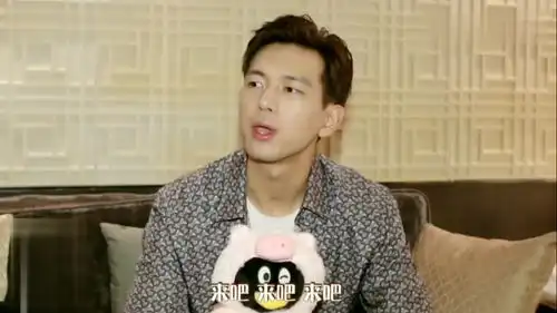 李现现场模仿表情包,真是个宝藏男孩,太逗了