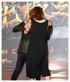 薛之谦活动被女子突袭强吻,表情无奈,网友是一个主播,想红想疯了