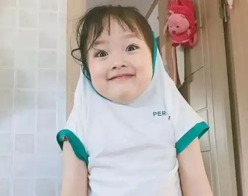 5岁女孩带着妹妹出名,凭表情包圈粉百万人,网友女版宋民国