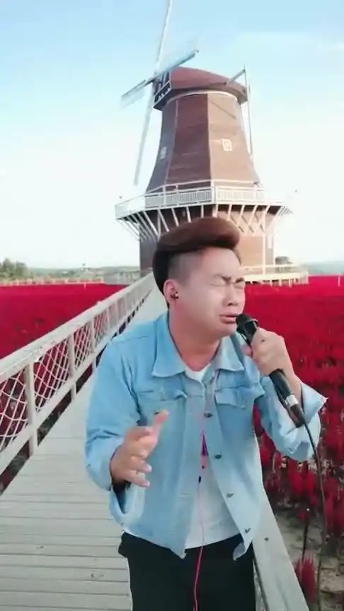 最近这小伙要火了,演唱嘴巴嘟嘟,这表情真是够到位
