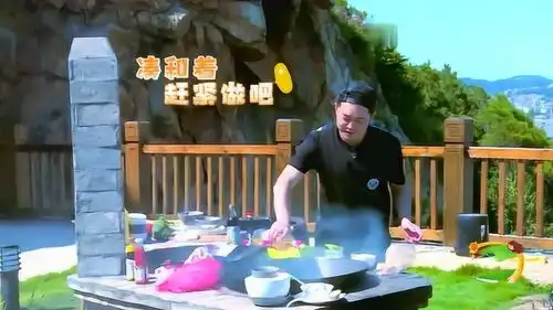沙溢厨神人设上线却状况不断西红柿鸡蛋炒糊了被机器人嘲笑