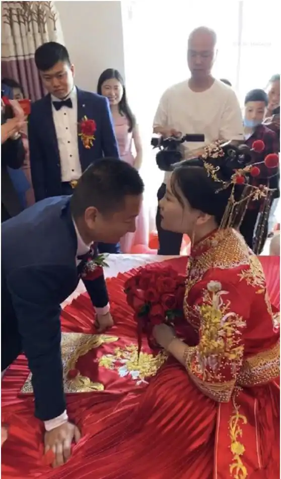 网红giao哥结婚现场曝光,笑容灿烂一脸憨厚,新娘表情却耐人寻味