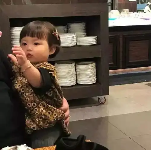 一组可爱罗熙无水印表情包,好想有个这样的女儿