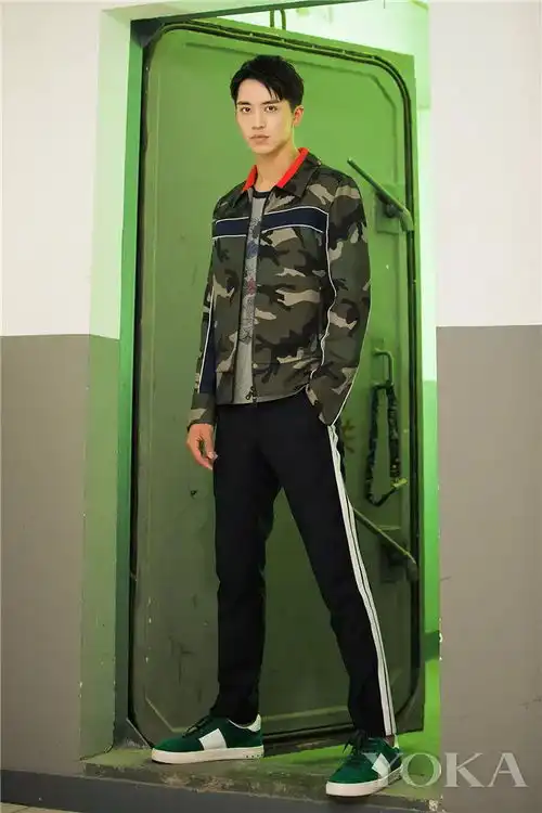 凭一抹军绿花式搭配在萧瑟秋季也能男人味魅力十足