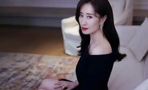 李小冉的胸刘敏涛的背许晴的腿,中年女星性感起来简直迷死人
