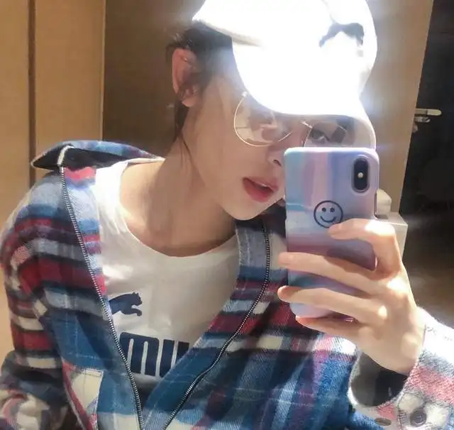 喜欢对镜自拍的女明星,杨紫傻气,热巴很拉风,冯提莫人间小可爱