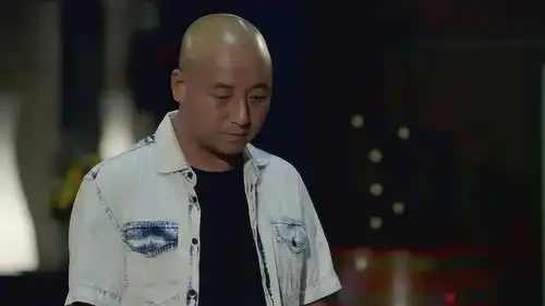 小伙给女孩道歉,女孩却面无表情,小伙一脸尴尬