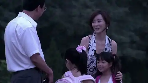 美女送女儿上学,学校门口碰到情夫,两人表情很自然