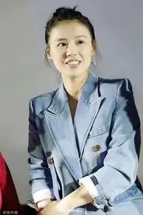 组图马思纯扎丸子头秀美腿显瘦霍建华手拿萝卜表情抢镜