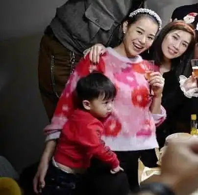 胡杏儿带儿子与好友庆祝圣诞节,一家三口同框,奕霆小表情好呆萌