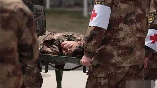 综艺节目意外不断,宋小宝腰椎骨折,张杰面部淤青,而他远离开了