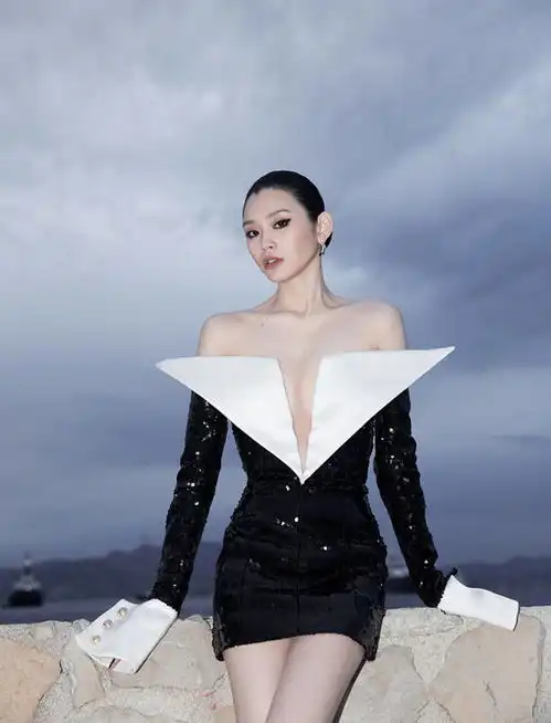 去世赌王儿媳再次评论,老公晒出合照,她回了这一个表情
