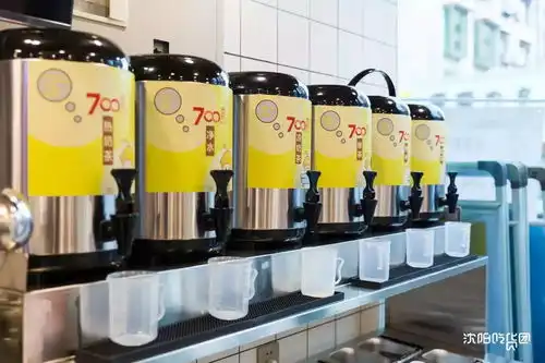 喝了好几年的茶饮店,突然变少女还能亲自演绎夏日专属表情包