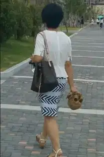 搞笑gif你上学上憨了你爸你叔一表人才相貌堂堂她能放过