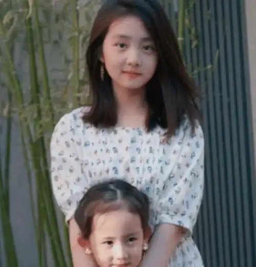孙莉小女儿唱英文歌,发音标准表情超可爱,她简直是人生赢家