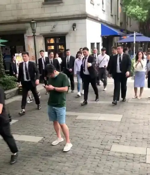 李佳琦为线下活动保安推人道歉是怎么回事道歉说了什么具体什么情况