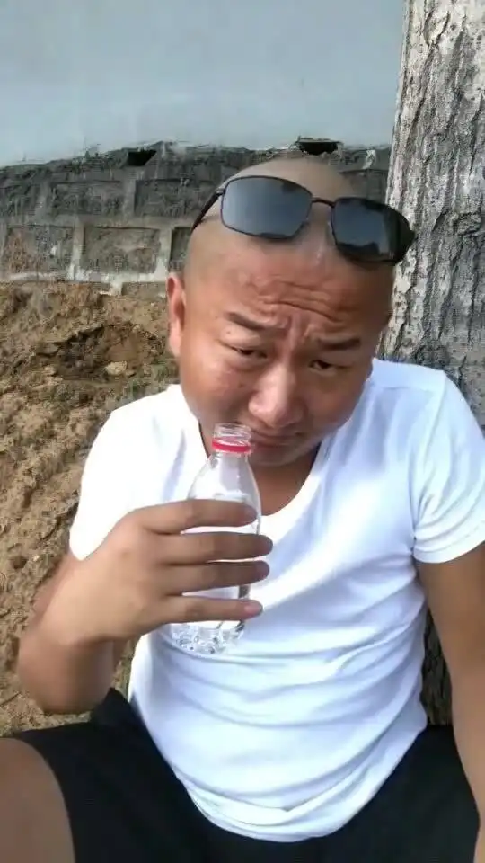 谁来模仿一段giao哥喝水