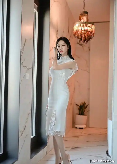 穿白色连衣裙长裙的长发美女,仙气飘飘犹如一个小仙女