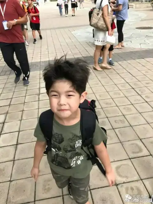 安吉上小学了,好想当他的同桌邻桌前桌后桌