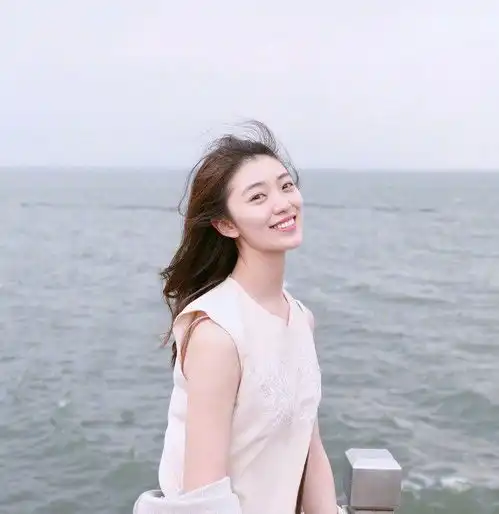 搞笑gif动画小伙子,这一个吻,吻得相当小心翼翼啊