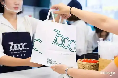 喝了好几年的茶饮店,突然变少女还能亲自演绎夏日专属表情包