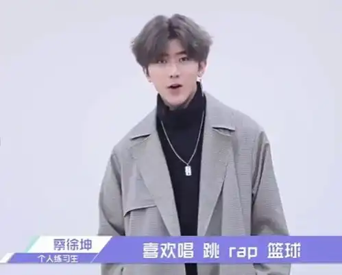 杨幂晒自拍照嘟嘴卖萌好可爱,迪丽热巴为其庆生因误用表情包道歉