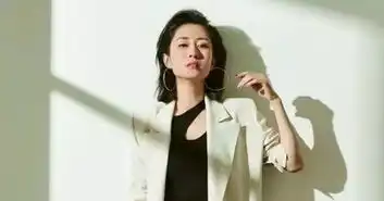 紧身裤已经失宠了,刘敏涛这款油漆裤正受宠,130斤也能穿