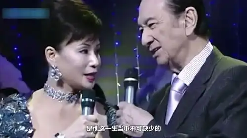 陈婉珍当众亲吻何鸿燊,谁注意到何鸿燊的表情,太真实