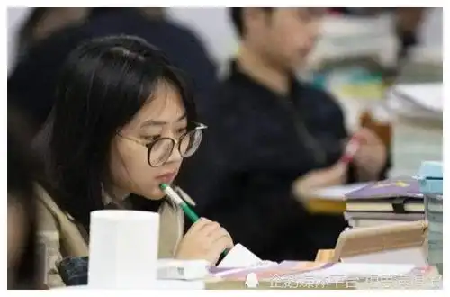 黑魔仙刘美含考研北大本人发表情包回应,学霸身份瞒不住了