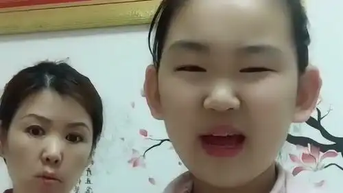 女孩是个小戏精,表情动作演绎的淋漓尽致,没想到妈妈才是真正的王者