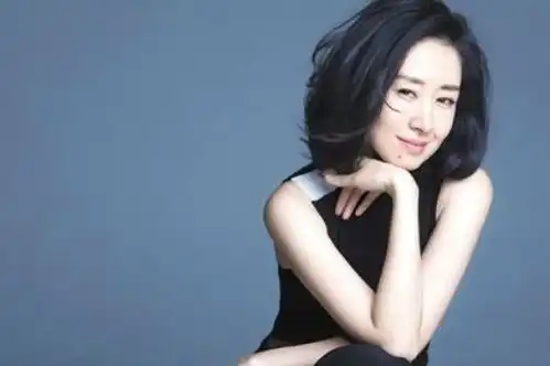 嫁豪门为家庭息影,7年后却被抛弃,43岁带着女儿活出自我