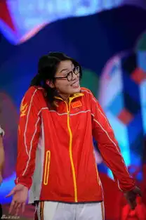 组图傅园慧红装惊艳亮相变身表情包点燃全场